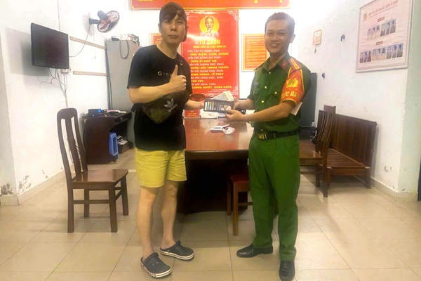 Du khách Hàn Quốc xúc động khi được hỗ trợ nhận lại tài sản