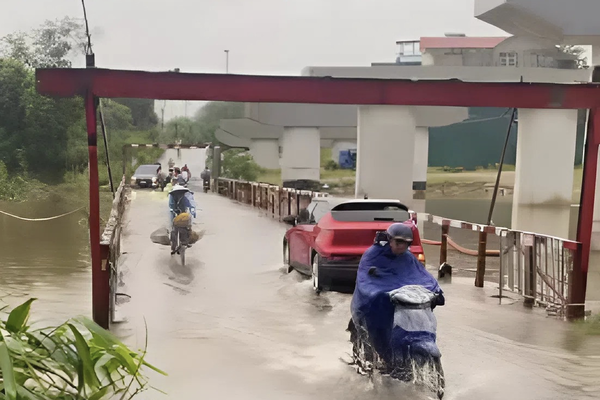 Hà Nội: Tạm dừng lưu thông qua cầu 72 do nước sông Đáy dâng cao
