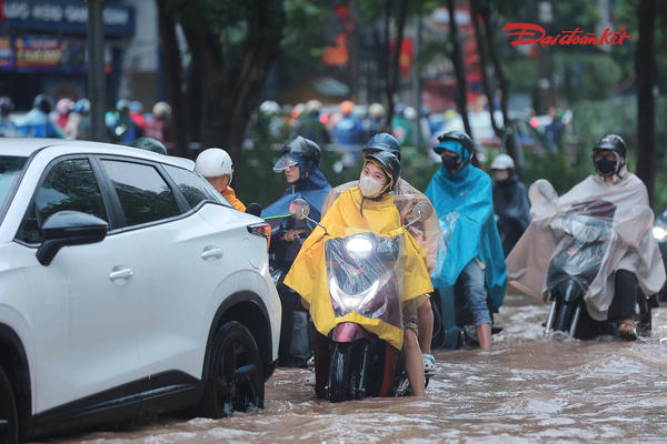 Mưa lớn gần 200mm, Hà Nội dồn lực tiêu thoát nước