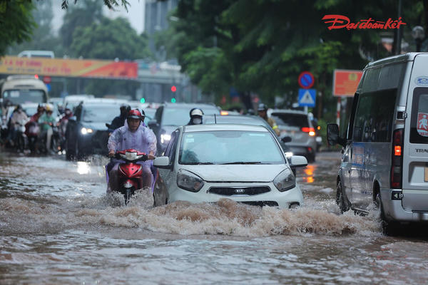 Hà Nội ngập sâu sau mưa lớn