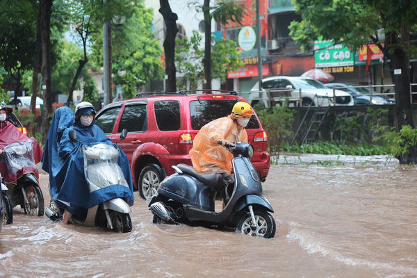 Mưa ngập, trường học Hà Nội chủ động phương án dạy học