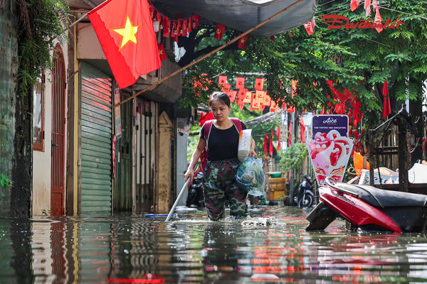 Hà Nội: 5 ngày nước chưa rút, người dân Tứ Liên bì bõm sống giữa ngõ ngập