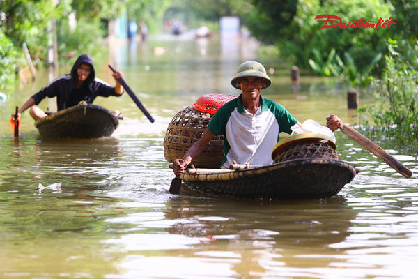 Nước lũ sông Bùi dâng cao, nhiều người dân xã Xuân Mai 'chạy' lũ Nước lũ sông Bùi dâng cao, nhiều người dân xã Xuân Mai 'chạy' lũ