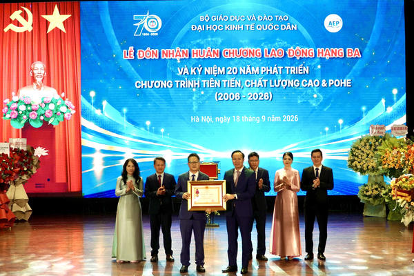 Huân chương Lao động hạng Ba ghi nhận 20 năm phát triển chương trình chất lượng cao và POHE