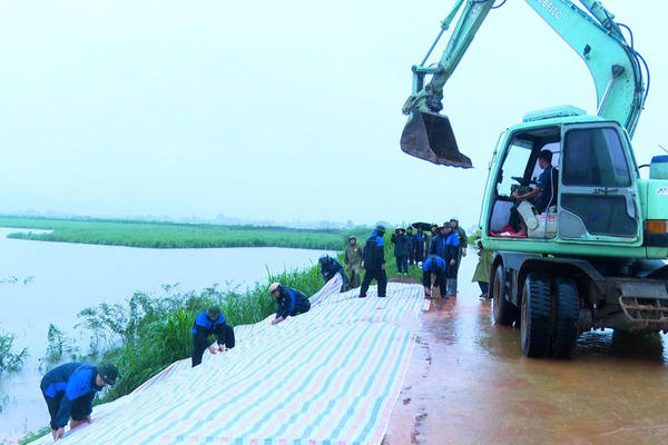 Thanh Hóa: Khẩn trương gia cố các điểm đê sạt trượt sau mưa lũ
