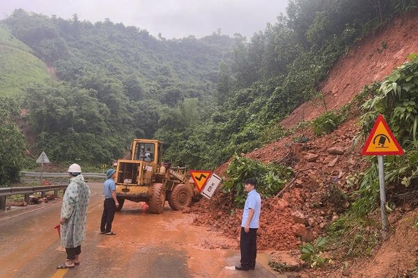 Quảng Trị: Đảm bảo lưu thông tuyến đường huyết mạch khi mưa lũ