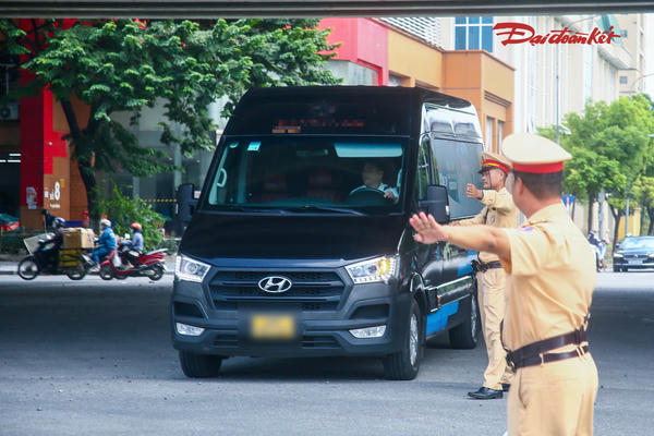 Ghi hình xe limousine đón khách tại văn phòng, CSGT dừng xe xử lý