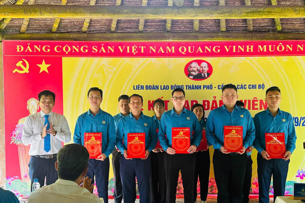 Củng cố tổ chức Công đoàn, tăng cường phát triển Đảng trong công nhân