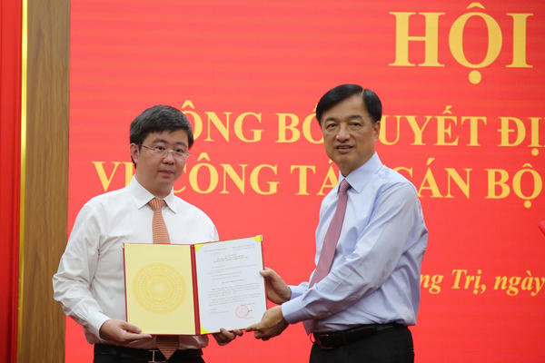 Ông Bùi Hoàng Phương được giới thiệu bầu giữ chức Chủ tịch UBND tỉnh Quảng Trị Ông Bùi Hoàng Phương được giới thiệu bầu giữ chức Chủ tịch UBND tỉnh Quảng Trị