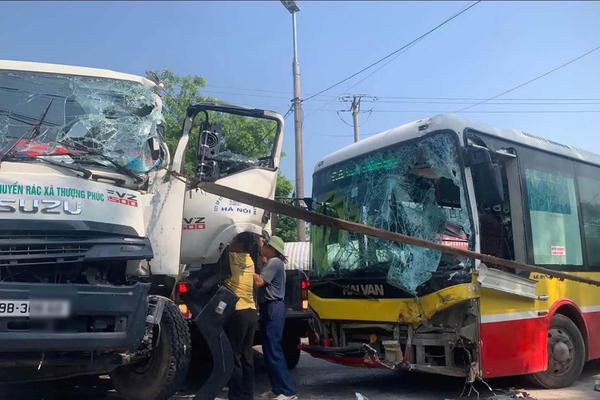 Xe chở rác va chạm xe buýt ở Hà Nội, một người bị gãy chân