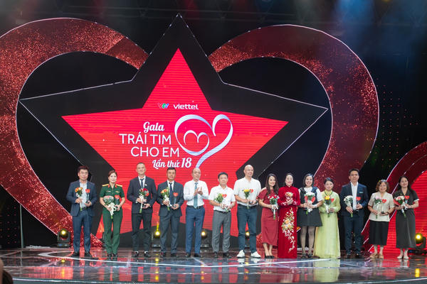Viettel cùng “Trái tim cho em” viết tiếp 18 năm hành trình hồi sinh những trái tim nhỏ