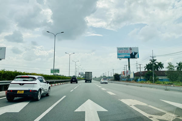 Thiếu biển báo tốc độ trên cao tốc TPHCM – Long Thành, tài xế chạy chậm vì sợ phạt