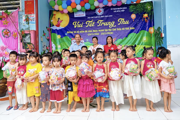 Hàng nghìn phần quà Trung thu tặng thiếu nhi Vĩnh Long