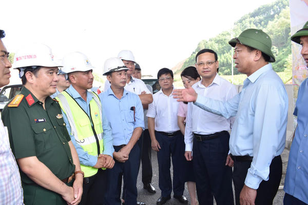 Bộ trưởng Bộ Xây dựng yêu cầu đẩy nhanh tiến độ cao tốc Tuyên Quang - Hà Giang