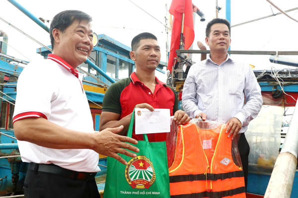 TP Hồ Chí Minh: Tiếp thêm động lực để ngư dân vững tin vươn khơi