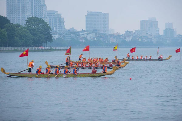 Sôi động Giải bơi chải ở Hồ Tây 