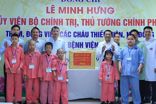 Thủ tướng trao quà của Tổng Bí thư, Chủ tịch nước Tô Lâm tặng các bệnh nhi ung thư