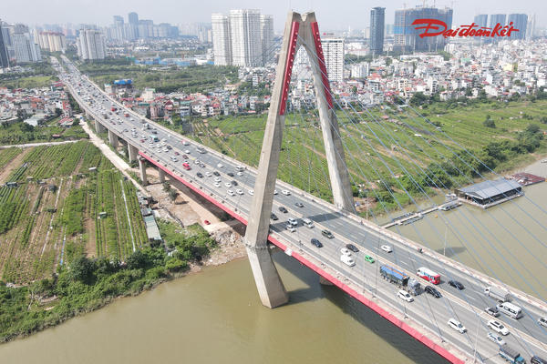 Hà Nội gỡ biển báo khoảng cách an toàn trên cầu Nhật Tân