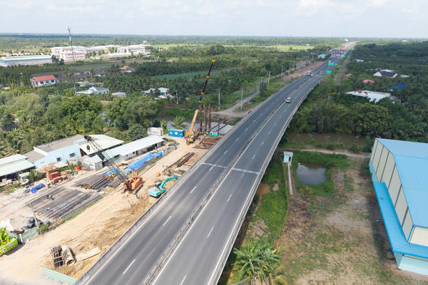 Kết nối hạ tầng liên vùng, gia tăng sức hút đầu tư Kết nối hạ tầng liên vùng, gia tăng sức hút đầu tư