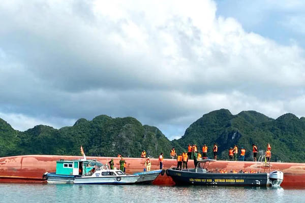Quảng Ninh: Khởi tố thuyền trưởng trong vụ lật tàu khiến 2 người tử vong