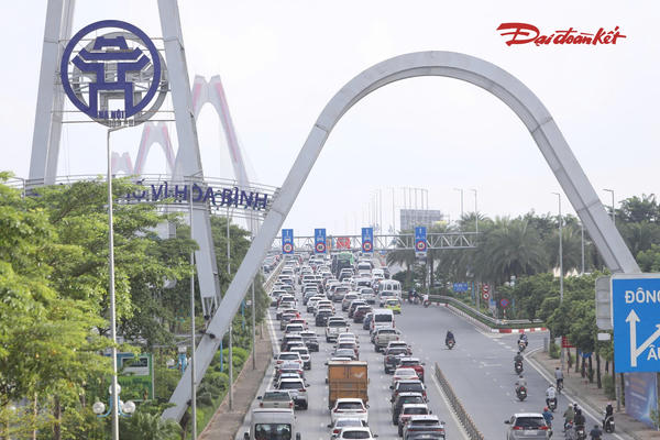 Tháo biển khoảng cách, cầu Nhật Tân vẫn ùn tắc