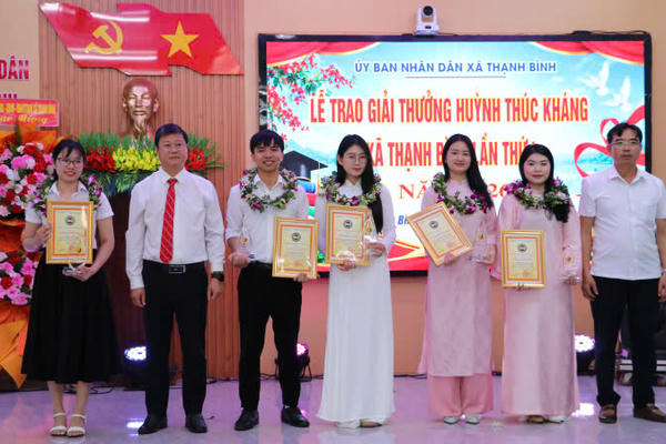 Đà Nẵng: Xã Thạnh Bình trao Giải thưởng Huỳnh Thúc Kháng lần thứ nhất Đà Nẵng: Xã Thạnh Bình trao Giải thưởng Huỳnh Thúc Kháng lần thứ nhất