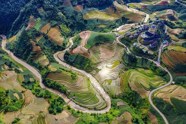Lào Cai khơi dậy sức dân, mở đường tương lai - Kỳ 4: Đường mới mở lối, quê hương thêm những nhịp phát triển