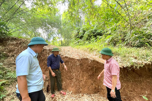 Thanh Hóa: Sạt lở gần 1km đồi Na Lo, khẩn cấp di dời 34 hộ dân