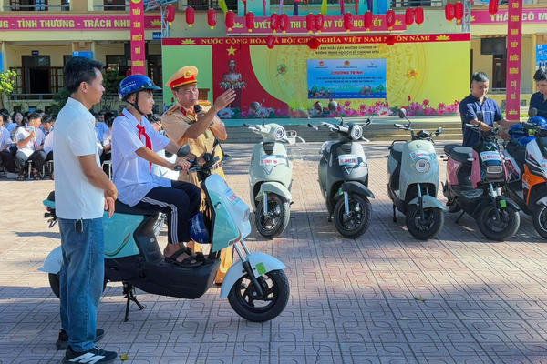 Hơn 1.300 học sinh Hà Nội được hướng dẫn kỹ năng tham gia giao thông an toàn