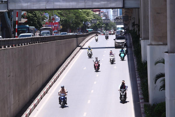 Hà Nội ngày nắng nóng, nhiệt độ có nơi trên 37 độ C
