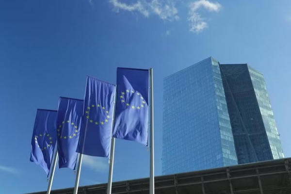 Lạm phát Eurozone tăng vọt, ECB chịu thêm sức ép tăng lãi suất
