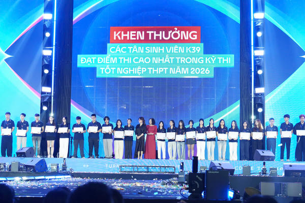 Hơn 5.000 khán giả hòa mình vào đêm nhạc chào tân sinh viên Thăng Long