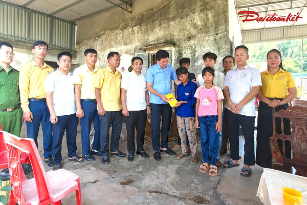 MTTQ Nghệ An trao 125 triệu đồng hỗ trợ vợ chồng cùng mắc bệnh nặng