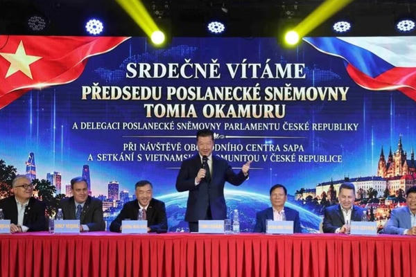 Chủ tịch Hạ viện Cộng hòa Séc thăm cộng đồng người Việt tại Praha