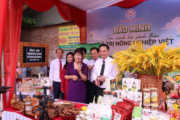 Lãnh đạo xã Tam Hưng trực tiếp livestream quảng bá sản phẩm quê hương Lãnh đạo xã Tam Hưng trực tiếp livestream quảng bá sản phẩm quê hương