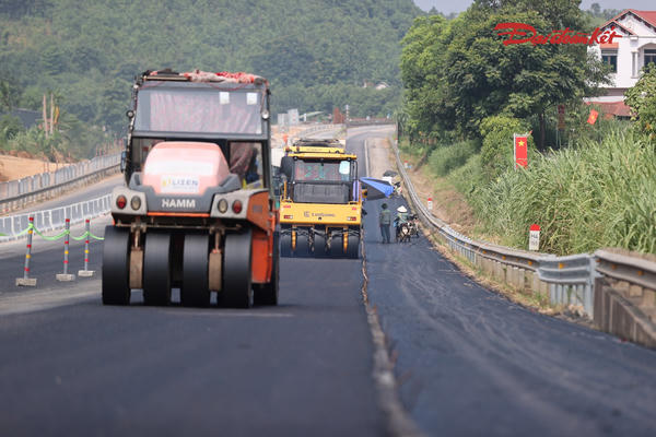 1.800 máy móc thiết bị tăng tốc trên cao tốc Nội Bài - Lào Cai