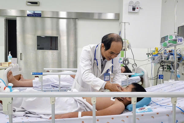 [SHORT] Bệnh sốt xuất huyết, tay chân miệng gia tăng