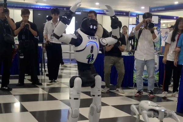 [SHORT] Hàng trăm Robot, AI và công nghệ STEM đang có mặt tại Hà Nội