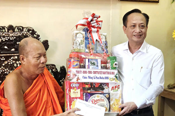 Lãnh đạo tỉnh Cà Mau thăm, chúc mừng Lễ Sen Dolta đồng bào Khmer