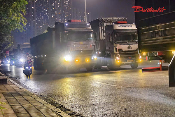 Hà Nội xử lý xe tải “độ” đèn trợ sáng, chở vật liệu xây dựng rơi vãi