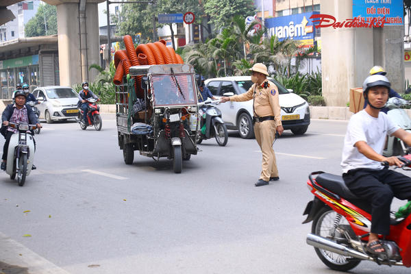 CSGT Hà Nội xử lý nhiều xe ba bánh, xe tự chế trên đường Quang Trung