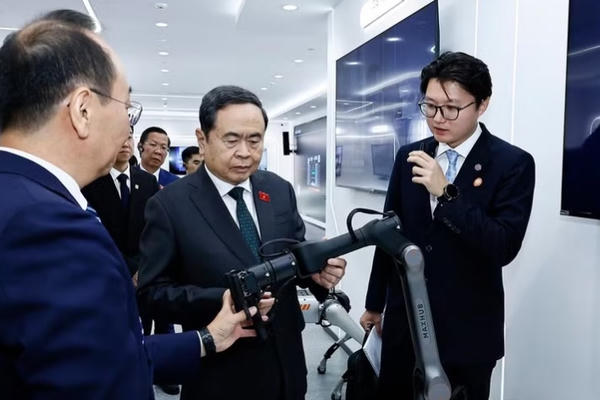 Chủ tịch Quốc hội Trần Thanh Mẫn thăm Khu Phát triển Kinh tế-Công nghệ Bắc Kinh