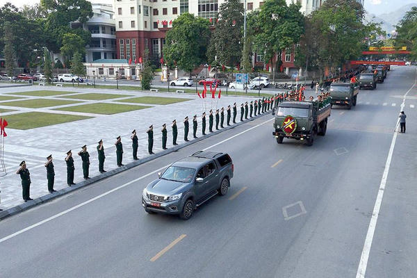 Người dân thành kính tiễn đưa 93 hài cốt liệt sĩ về Nghĩa trang Liệt sĩ quốc gia Vị Xuyên