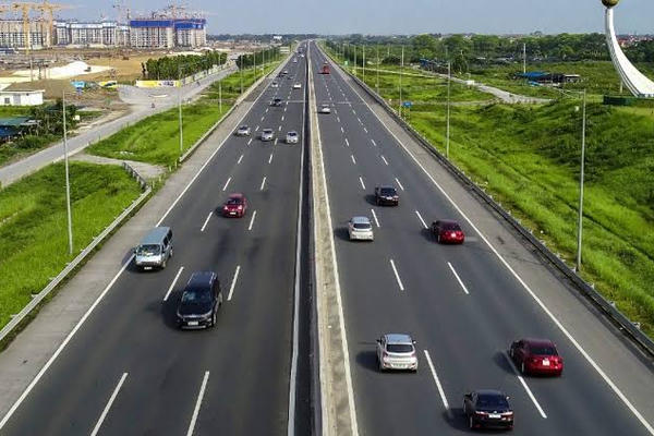 Bộ Xây dựng nói về giữ khoảng cách an toàn trên cao tốc như thế nào?