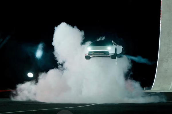 Mẫu xe Roadster mới của Tesla có thể xoay trên không nhờ các bộ đẩy từ SpaceX