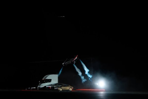 [VIDEO] Tesla trình diễn ô tô bay