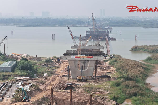 Cầu Thượng Cát sau một năm thi công: Ba trụ tháp dần thành hình giữa sông Hồng