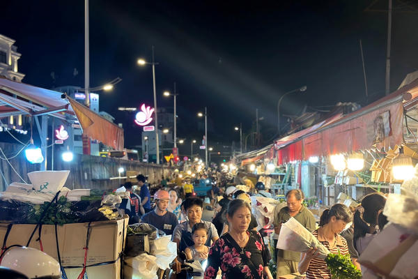 [ẢNH] Chợ hoa Quảng An nhộn nhịp, tấp nập trước dịp 20/10
