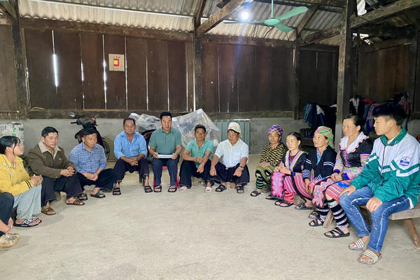 Người vun đắp bình yên bản Mông