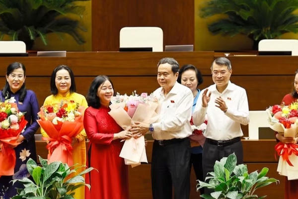 Thủ tướng Lê Minh Hưng và Chủ tịch Quốc hội Trần Thanh Mẫn gặp mặt nữ đại biểu Quốc hội khóa XVI